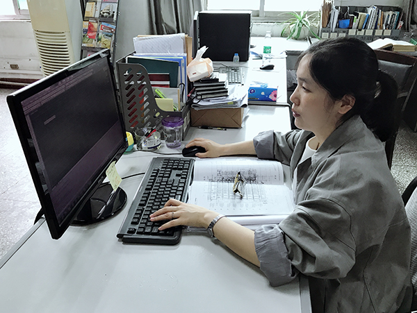 第三黨支部黨員張敏娟在工作中